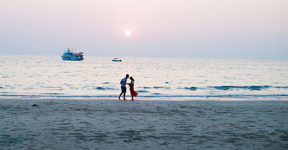 我跟初恋尴尬重逢：出差路上我被歹徒劫持，赶来救援的是他