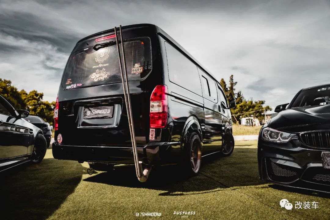 金杯海狮能推着么,金杯海狮可以坐几个人