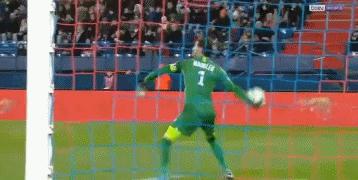 中甲守门员自己开球乌龙球,中超奇葩足球失误视频