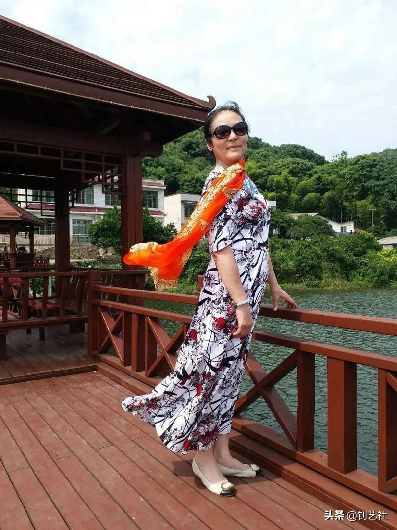 大妈旅游拍照姿势大全高级感,中国大妈旅游团拍照