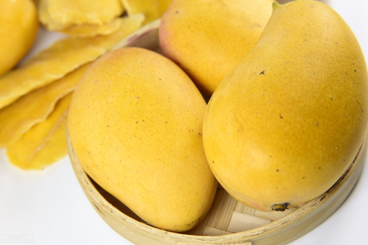 选芒果时，别只知道看大小，牢记“3看1闻1吃”原则，个个香甜