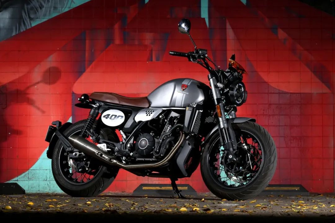 中量级双缸复古赛科龙re3试驾,宗申赛科龙re3双缸400复古摩托