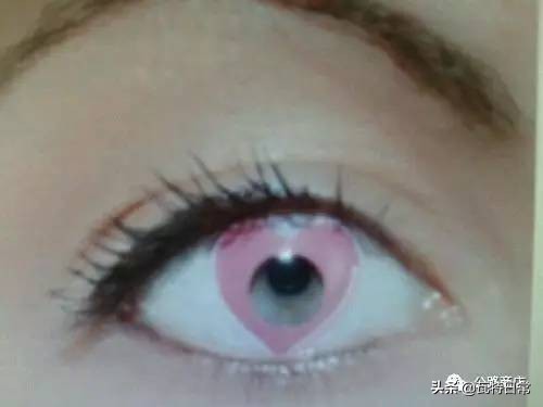 都别动！我掉了一只隐形眼镜