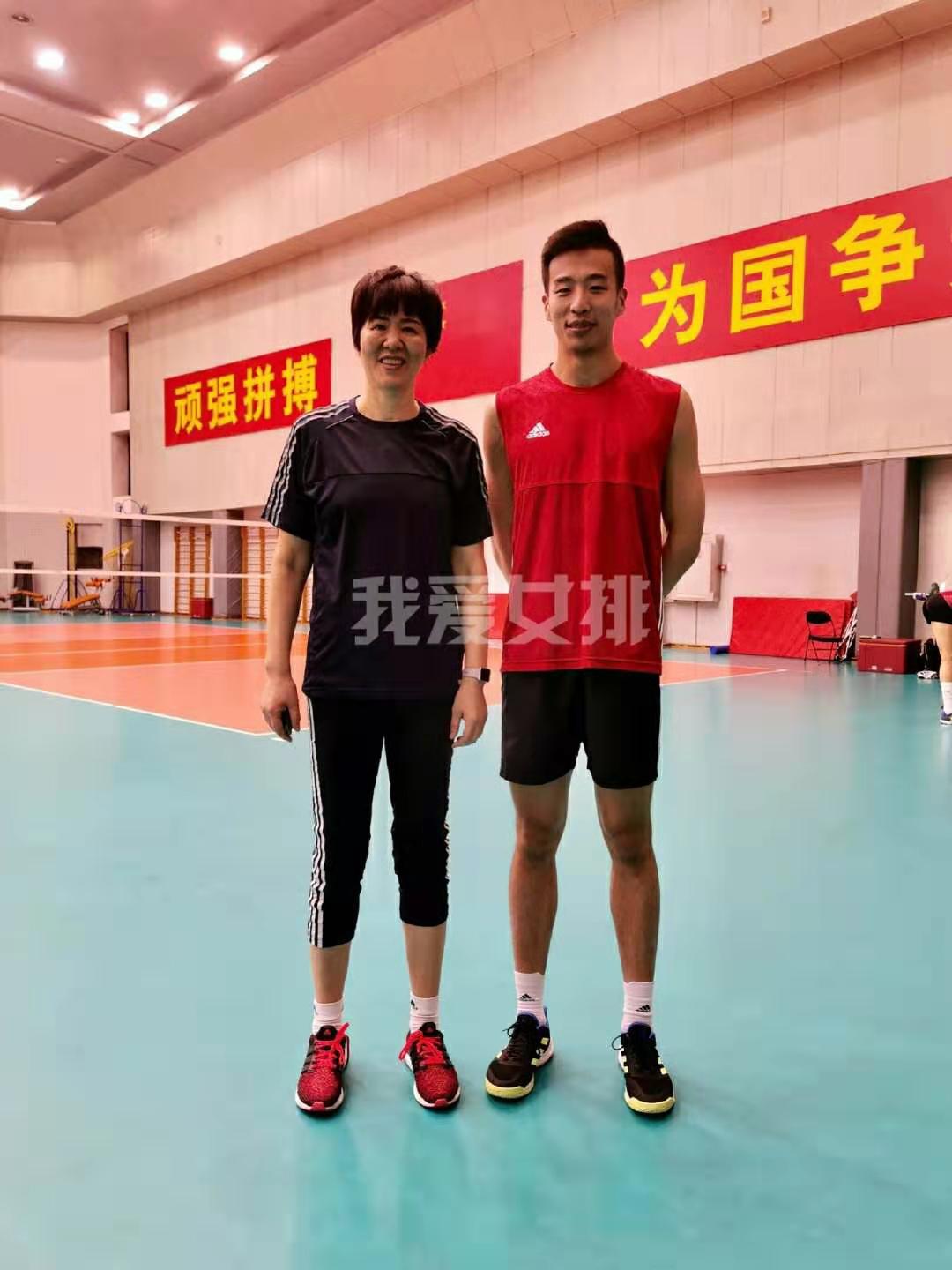 朱婷出征世界杯，手上拿橘子，寓意大吉大利，中国女排加油啦