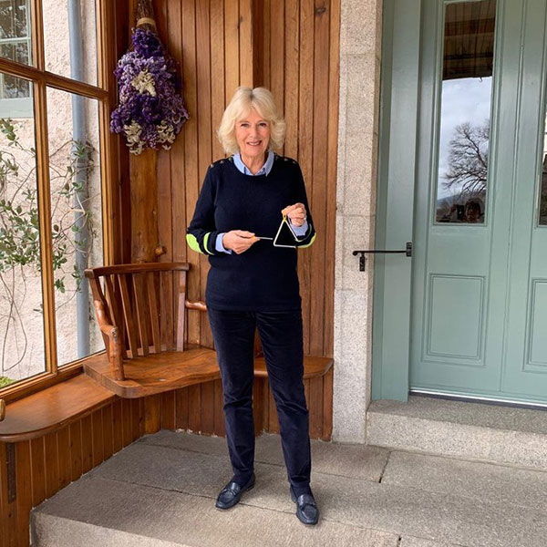 75岁卡米拉现身笑得甜,卡米拉年轻时候穿吊带裙