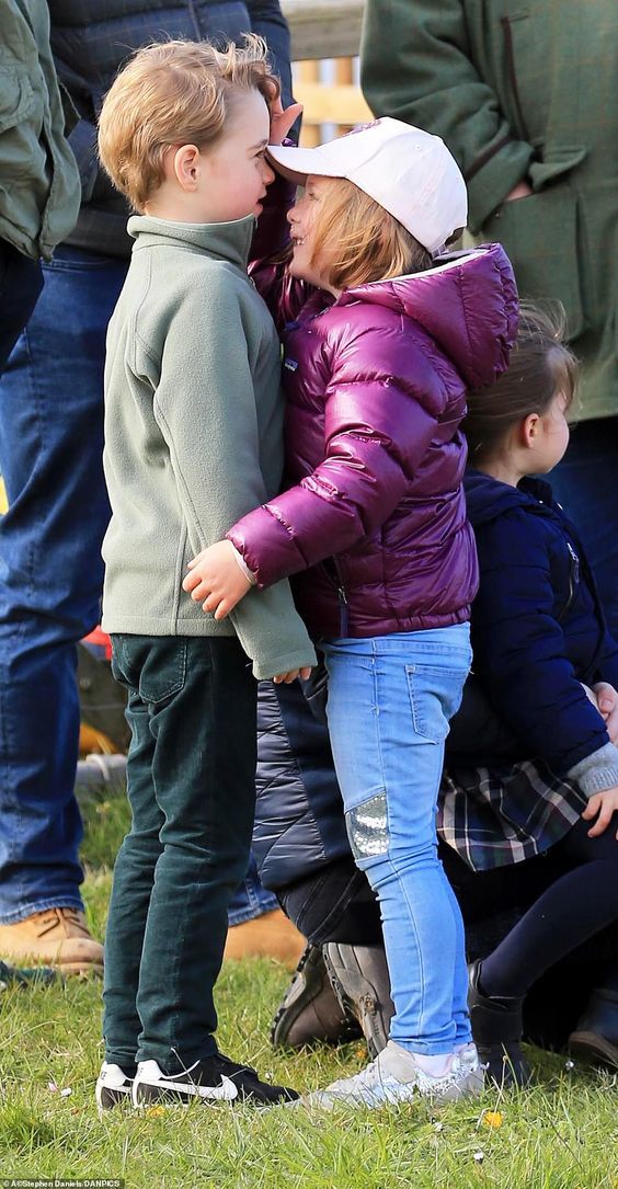 英女王俩曾外孙女突袭直播中爸爸,抢帽子吃东西,王位继承人太萌