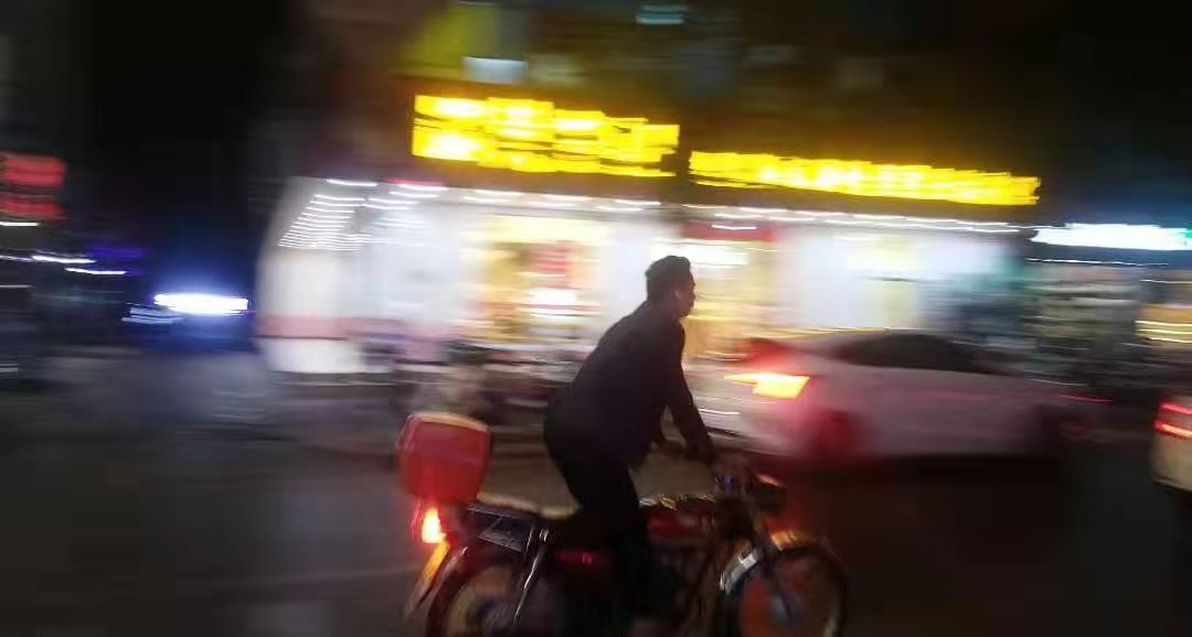 最牛飞机仔用脚开摩托，一条街人都惊惊滴，钦州网友看看