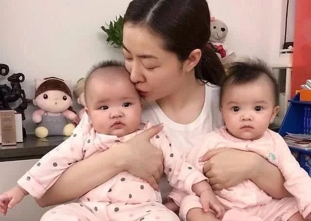 有一种偏心叫俩女儿,熊黛林双胞胎女儿颜值差距大