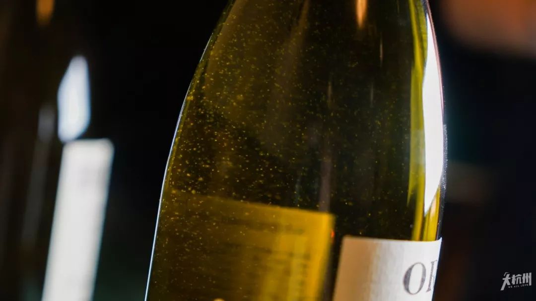 自从走进杭州这家酒吧，我就彻底入了新生代网红“自然酒”的坑