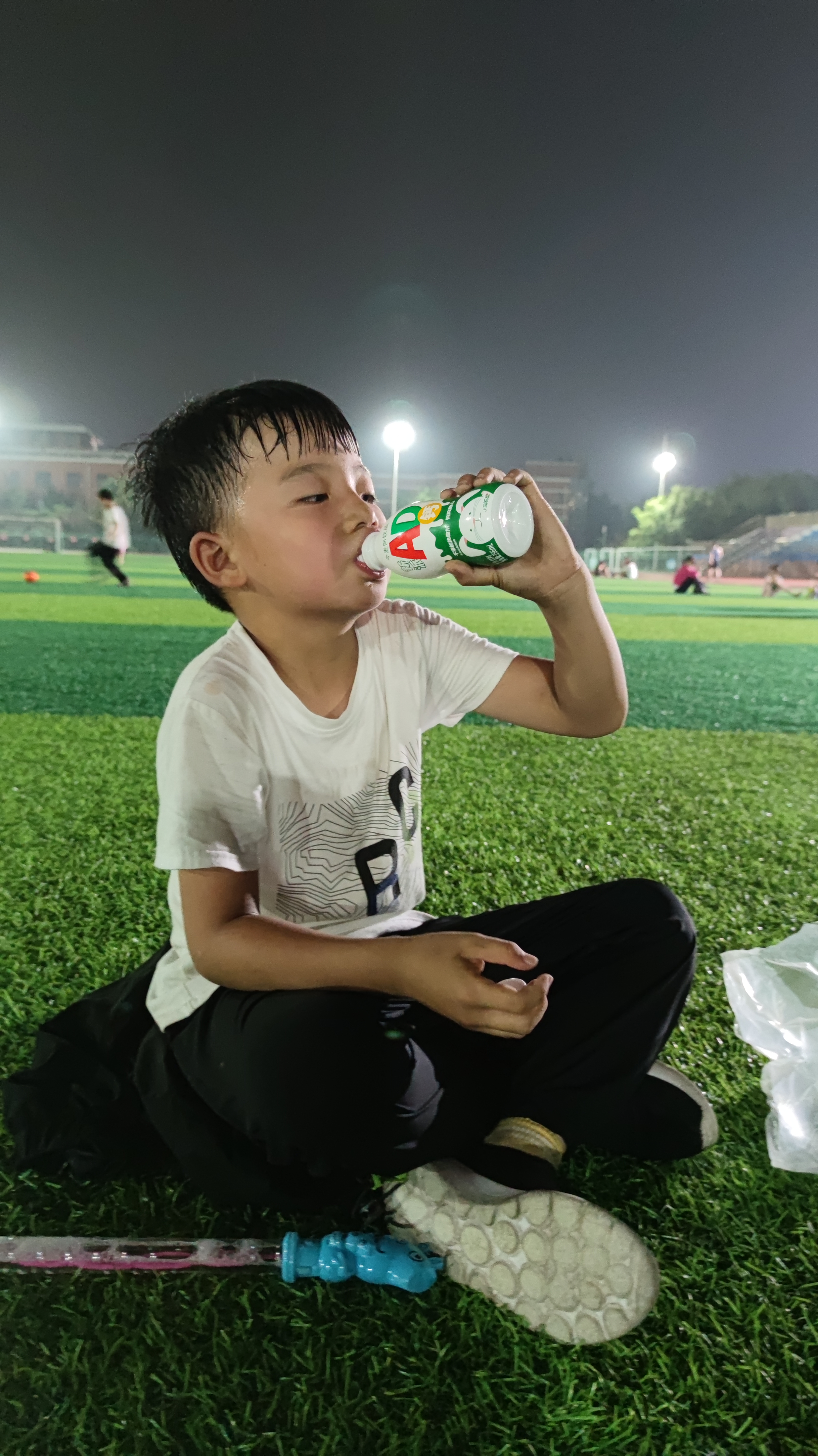 9岁男孩*鸡做**蛋灌饼走红网络！单手打蛋手法娴！周末给父母帮忙！很多“吃货”慕名而来……