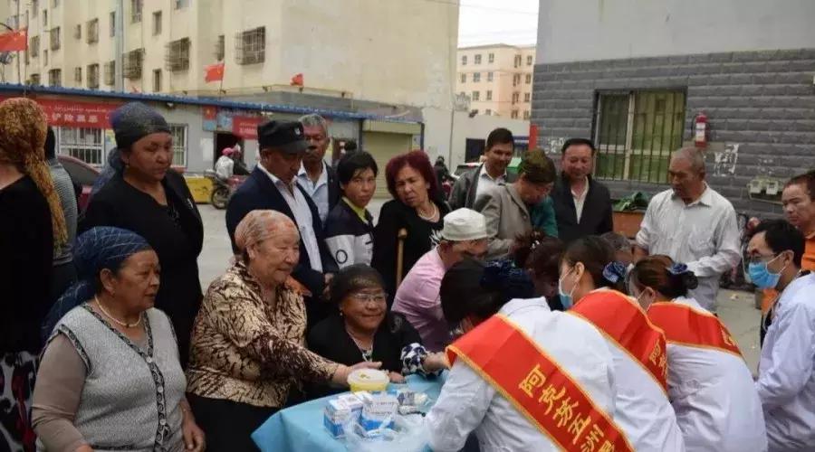 阿克苏五洲男科医院,民族团结一家亲社区慰问活动