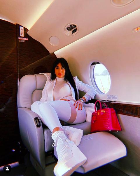 乔治娜和c罗的甜蜜瞬间,c罗抱乔治娜视频