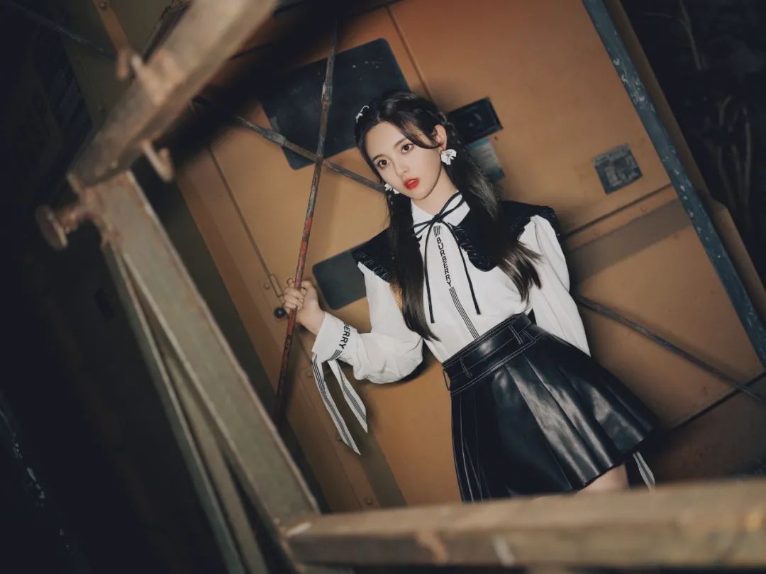 36岁圆脸扎什么发型减龄,胖圆脸适合的中长扎发教程