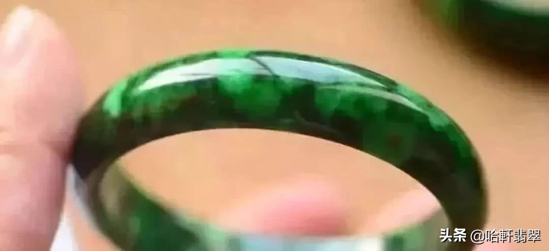 翡翠手镯有癣跟飘花区别,翡翠石藓和飘花怎么区分
