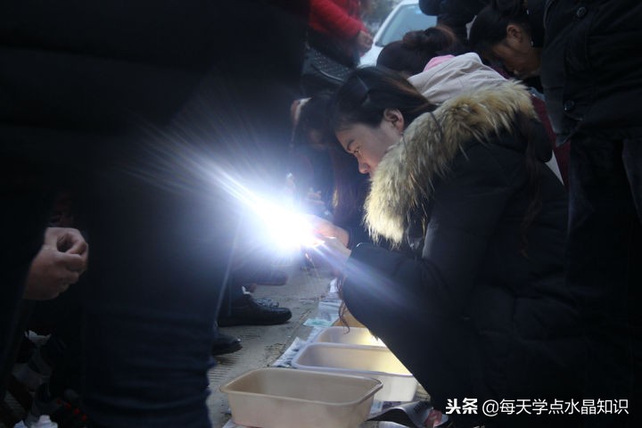 摸黑赶水晶原料交易早市去晚一晚人影都找着了