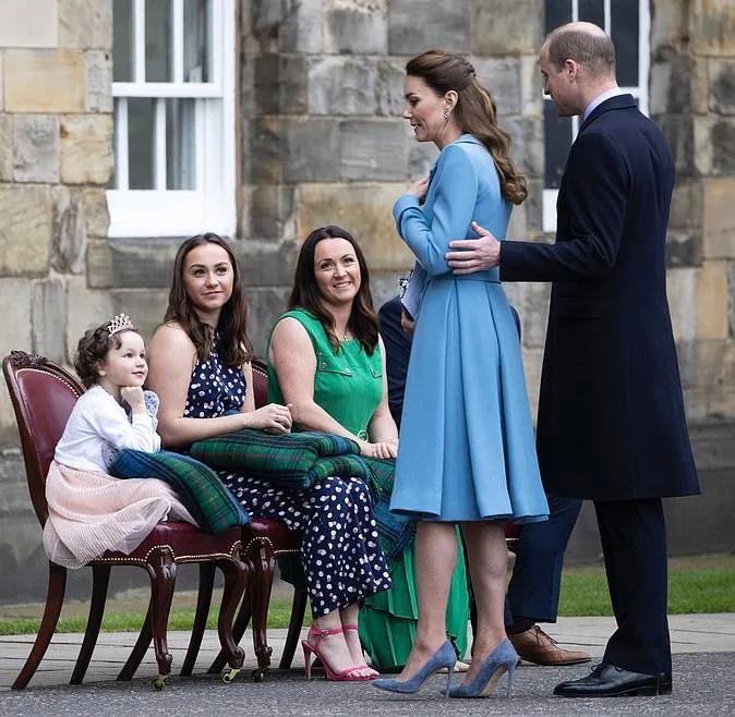 凯特用行动播撒爱，穿粉裙会见白血病女孩，曾经的承诺不曾忘记