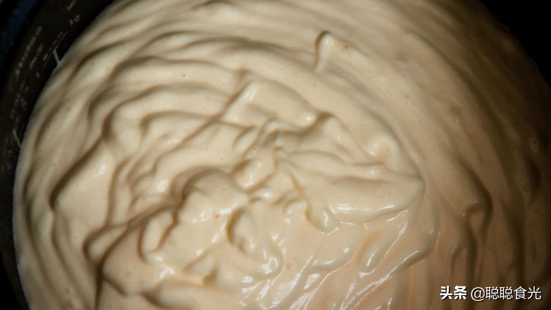 用电饭锅鸡蛋做蛋糕最简单的过程,只用鸡蛋和面粉用电饭锅做蛋糕