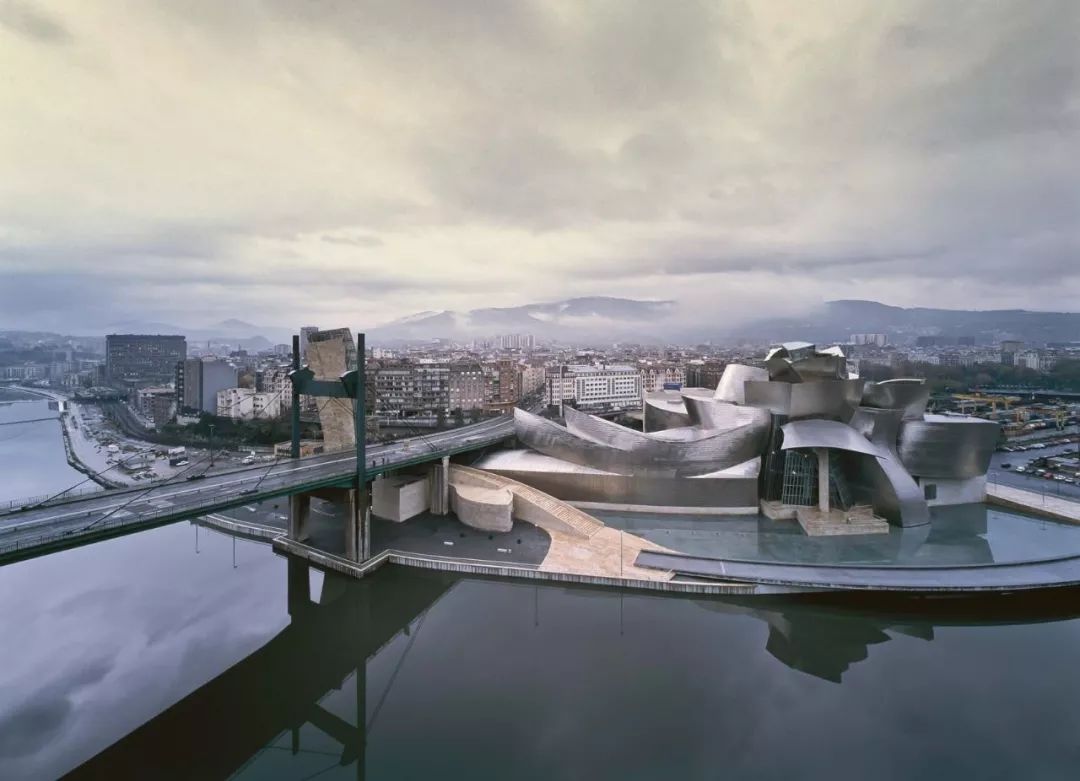 LV韩国开新店上热搜，网友：怎么这么丑？设计师：我乱来的