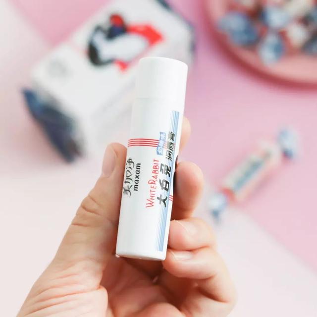 去嘴唇死皮最好的唇膏推荐,有什么涂了不得唇炎的唇膏推荐