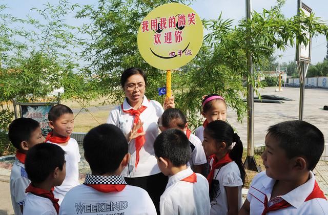 “双一流”大学研究生到小学当老师，每月工资2300元，是否可惜？