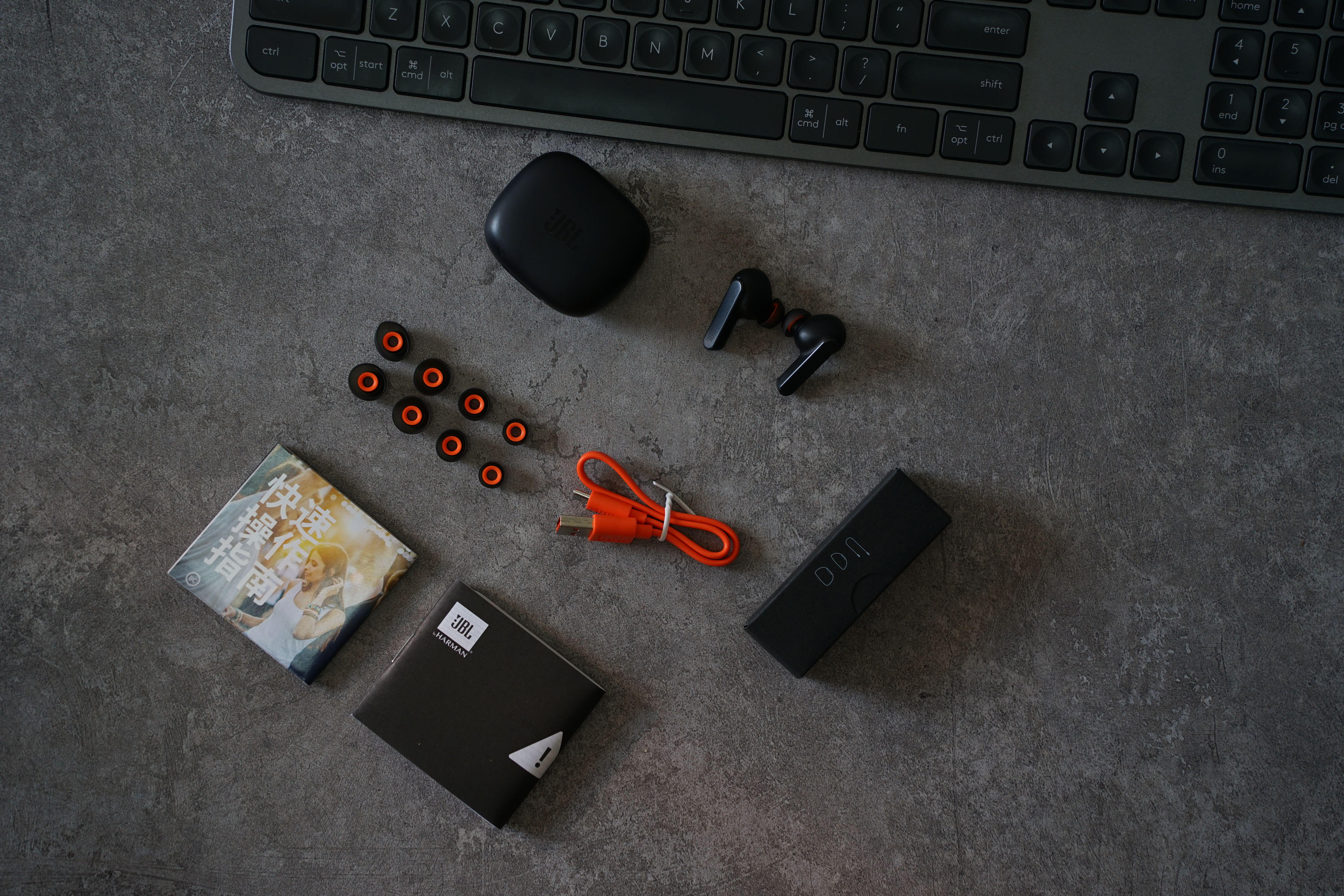 jbllive头戴式降噪耳机评测,jblw100tws无线耳机评测