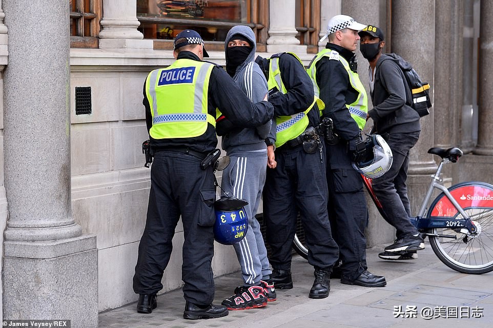 英国抗议人群与警方爆发冲突,英国白人右翼和反种族主义