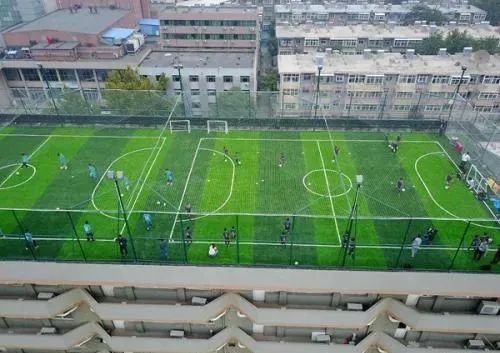 在楼顶上打球,楼顶踢球