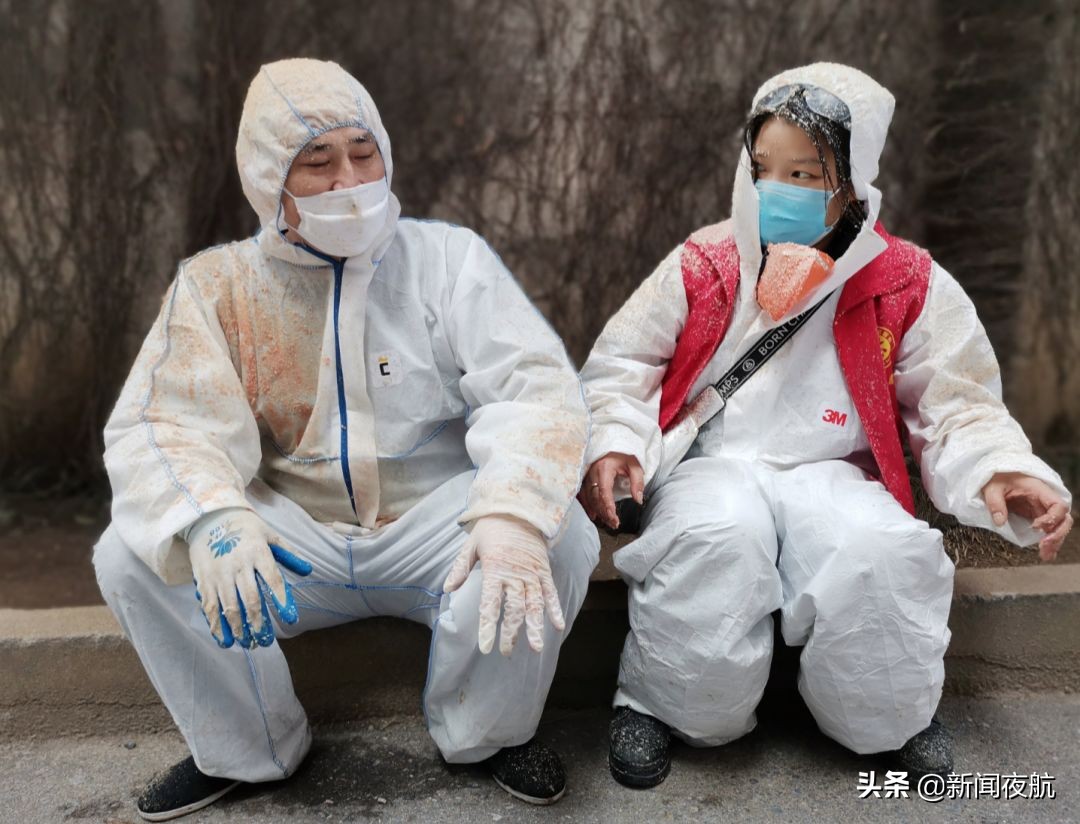 每切一块冻猪肉，就像下了一场猪肉味儿的雪……