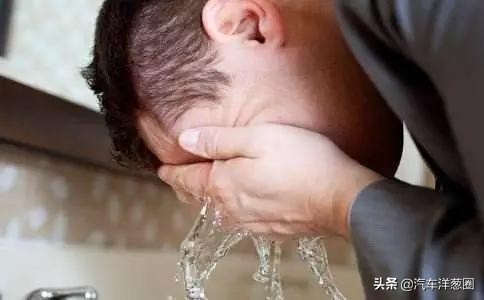 开车犯困别硬撑解乏交警有妙招,开车犯困怎么办下面几招教你解决