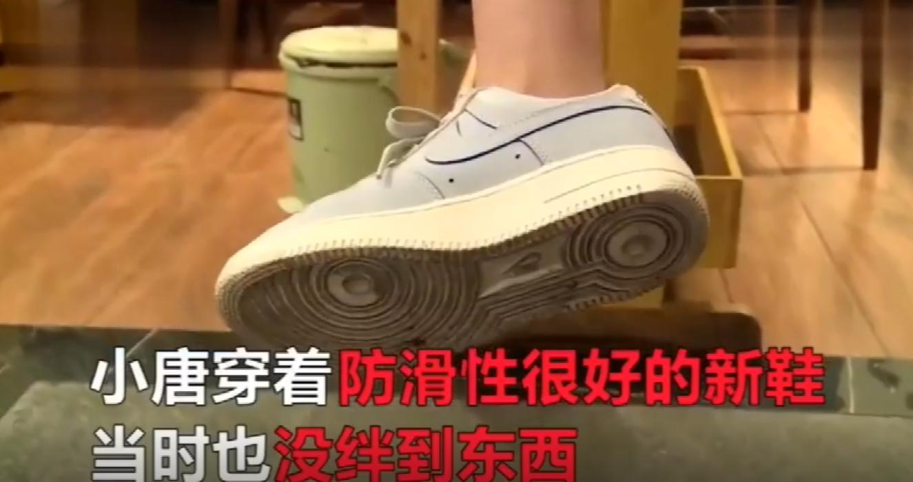 少女餐厅内用餐滑倒受伤,糟糕少女