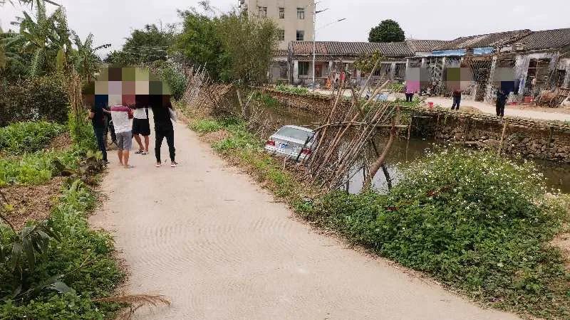 斗门8年驾龄老司机开宝马冲下鱼塘！河水即将淹没车顶，关键时刻死里逃生！