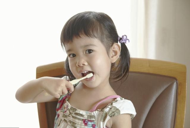 宝宝不肯刷牙发脾气,孩子不爱刷牙爸爸怎么去引导