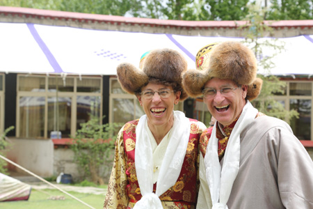 互联网说：这世界满地都是黄金，到处都是美女，只要你下定决心..