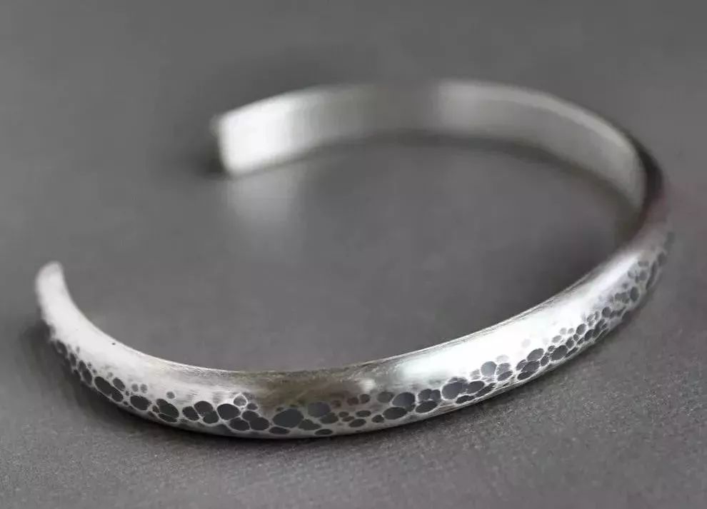 属兔的本命年戴金的还是戴银的好,2024年本命年适合戴金还是戴银