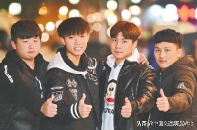 1.5吨轿车雨夜开上台阶进退两难12名武汉体院学生合力抬车救援