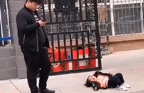 遛狗搞笑图片把主人鞋都追掉,遛狗被猫砸中