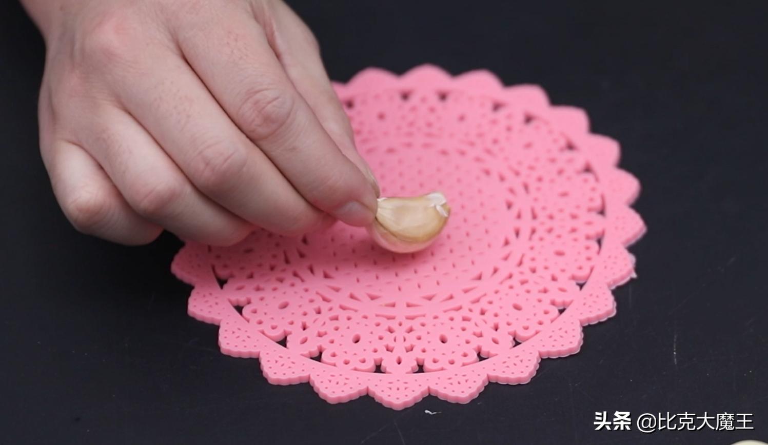 剥大蒜还有简单技巧，只需轻轻一搓，大蒜皮自动脱落，太方便了