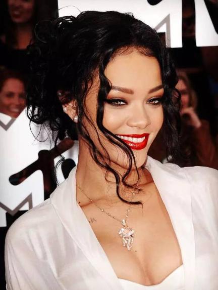 山东天后蕾哈娜代言,山东天后蕾哈娜走马现场版