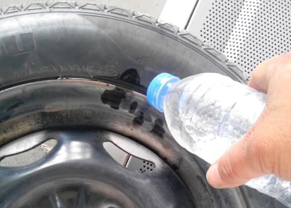 车轮胎侧面的小洞漏气了怎么办,汽车后轮胎有点漏气