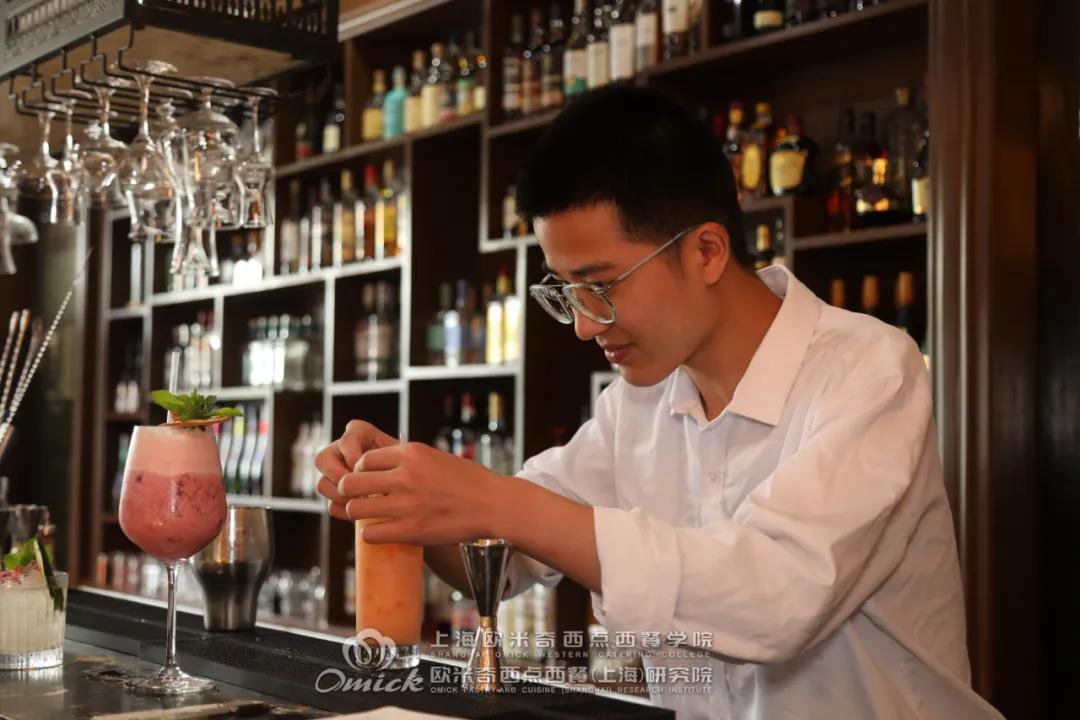 怎么样才能成为一名调酒师,你适合做发型师吗