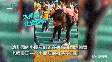 孩子裤子里面穿秋裤,小朋友裤子塞了一条秋裤