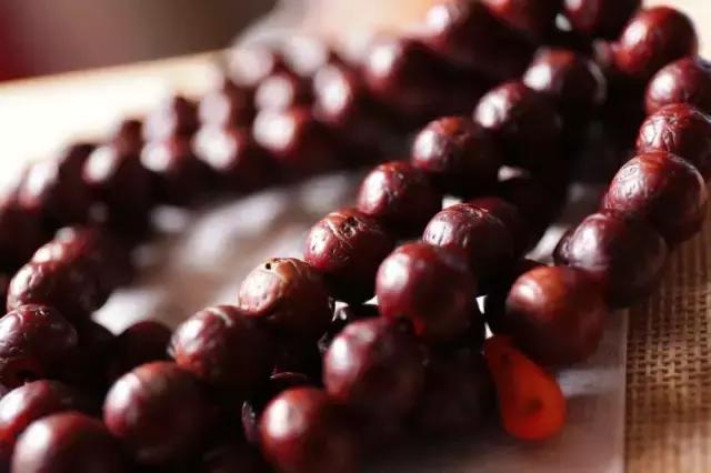 凤眼菩提漏眼影响盘玩么,凤眼菩提漏眼了还值钱吗