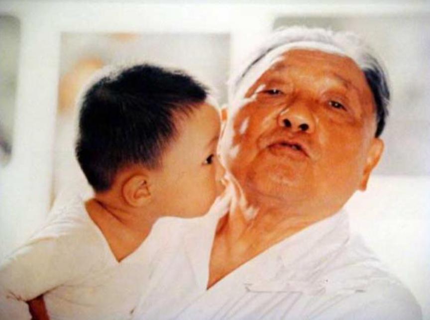 小平同志晚年，指着电视中的自己问这是谁？未见香港回归终成遗憾