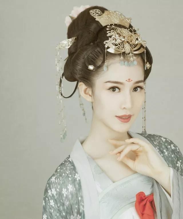 一边焦枯冒烟，一边活色生鲜，男篮女篮两重天