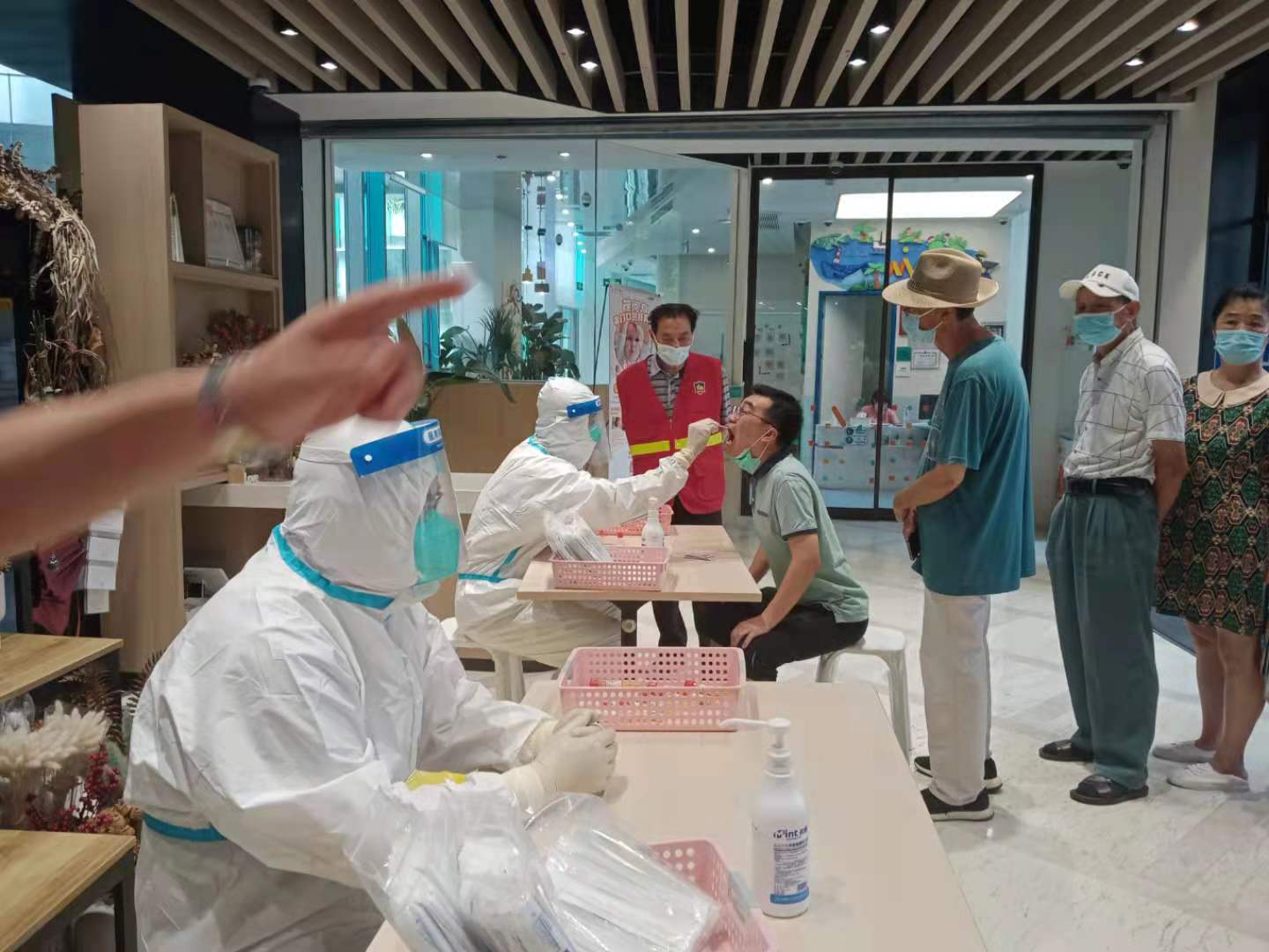 区街新闻｜70多幅照片记录世茂滨江社区辖内志愿者，南京感谢你们