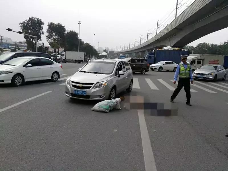 老人过马路被车撞怎么划分责任,过马路被车撞有次要责任怎么赔偿