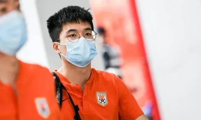 中国难道14亿人口就找不出十多个能踢好足球的人吗？