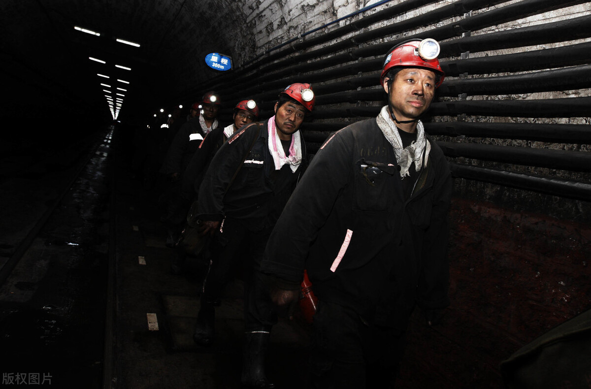 《微尘》:生命以痛吻我,还有谁在爱着我?