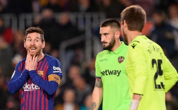 菱形中场适合前锋吗,菱形中场优点与缺点