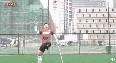 独腿踢球的神奇小子,励志独腿小伙踢足球用坏46副拐杖
